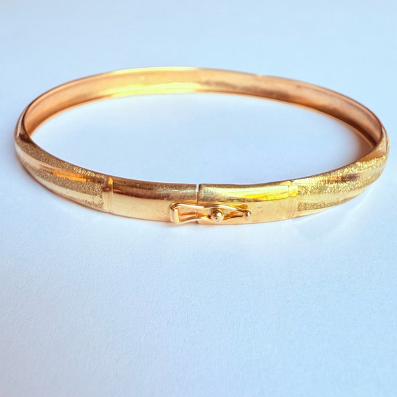 10K Solid Yellow Gold Classic Chevron Wave Diamond Etched Bangle Bracelet JJT - Picture 6 of 9